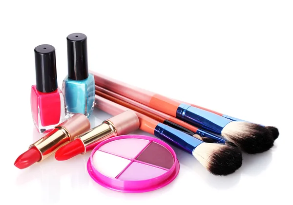 Pinceles de maquillaje en soporte y cosméticos aislados en blanco — Foto de Stock