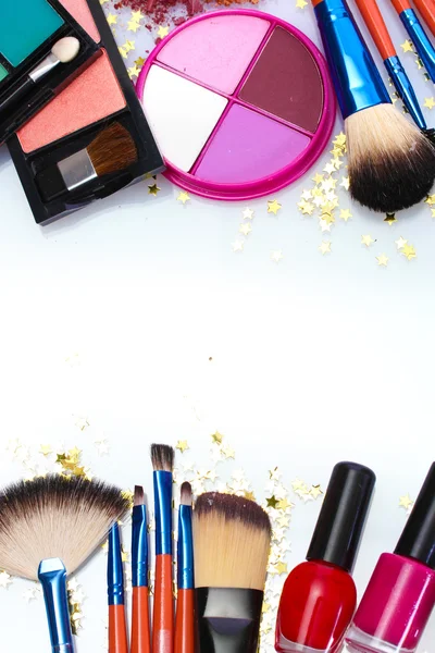 Make-up kartáčky v držáku a kosmetika izolované na bílém — Stock fotografie