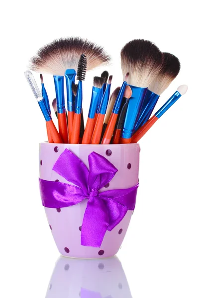 Make-up penslar i cup isolerad på vit — Stockfoto