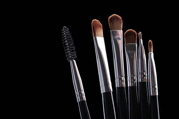 Pincéis de maquiagem em fundo cinza — Fotografia de Stock