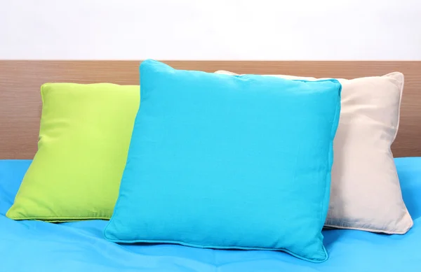 白い背景の上のベッドの上の明るい枕 — ストック写真