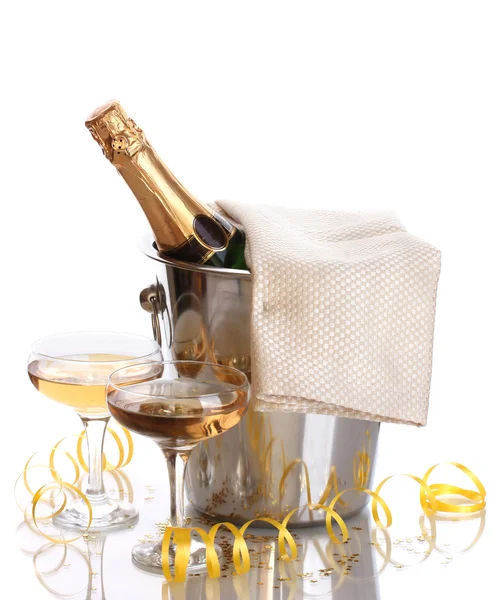 Bottiglia di champagne in secchio con ghiaccio e bicchieri di champagne, isolata su bianco — Foto Stock