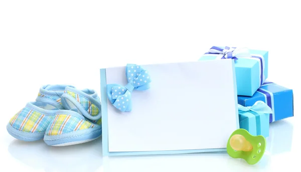 Schöne Geschenke, Babystiefel, leere Postkarte und Dummy isoliert auf weiß — Stockfoto