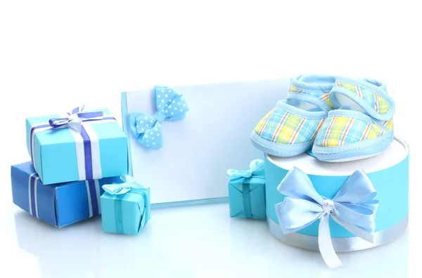 Schöne Geschenke, Babystiefel, leere Postkarte und Dummy isoliert auf weiß — Stockfoto