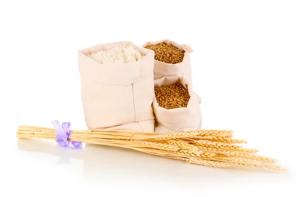 Cereais e grãos de trigo isolados sobre branco — Fotografia de Stock
