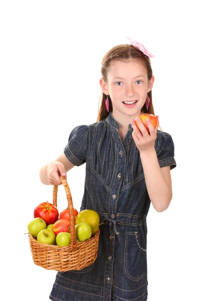 Красивая маленькая девочка держит корзину яблок изолированы на белом — стоковое фото