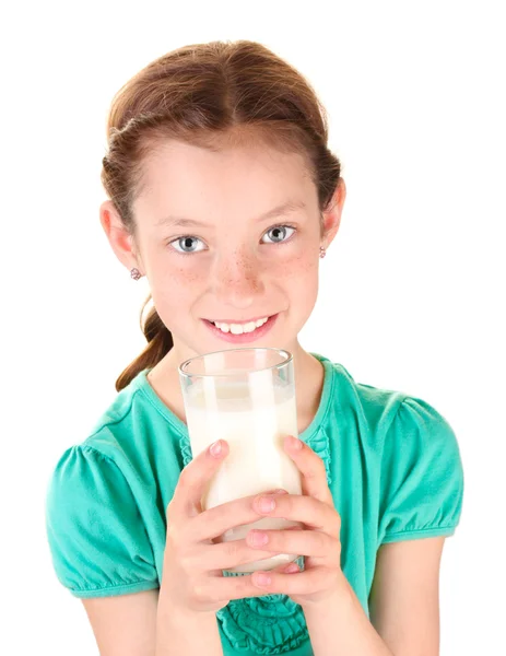 Porträtt av vacker liten flicka withglass mjölk isolerad på vit — Stockfoto