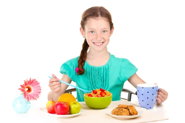 Lilla vackra flicka har en frukost på vit bakgrund — Stockfoto