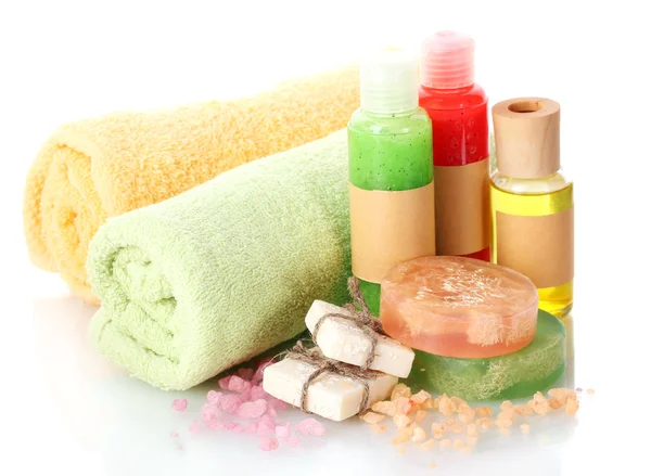 Butelki, mydła, sól morska i ręczniki na białym tle — Zdjęcie stockowe