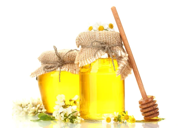 Süßer Honig in Gläsern und Akazienblüten isoliert auf weiß — Stockfoto