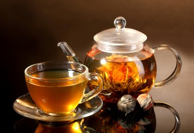 cam çaydanlık ve bardak kahverengi zemin üzerine ahşap masa üstünde egzotik yeşil çay