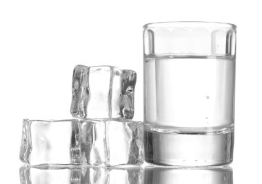 bardak votka ile beyaz buz isolaled