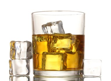 bardak viski ve buz üzerinde beyaz izole