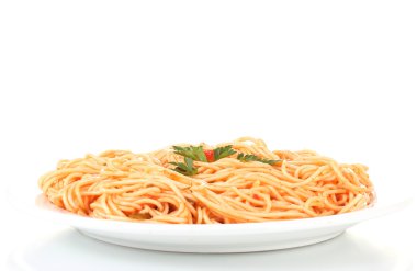 İtalyan spagetti yakın beyaz arka plan üzerinde beyaz bir tabak içinde domates soslu pişmiş