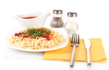 kompozisyon üzerinde beyaz izole domates soslu lezzetli pişmiş spagetti