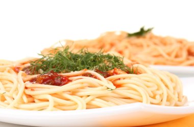 Beyaz arka plan yakın çekim üzerinde domates soslu lezzetli pişmiş spagetti bileşimi