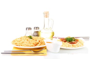 kompozisyon üzerinde beyaz izole domates soslu lezzetli pişmiş spagetti