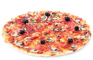 sebze ve salamı üzerinde beyaz izole lezzetli pizza