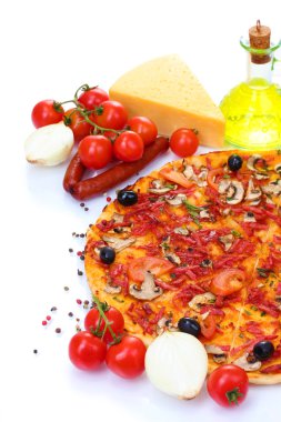 güzel pizza, sebze ve üzerinde beyaz izole salam