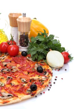 lezzetli pizza ve sebzeler üzerinde beyaz izole