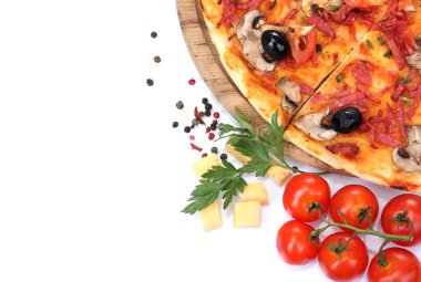 lezzetli pizza ve sebzeler üzerinde beyaz izole