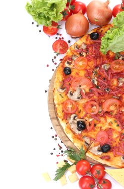 güzel pizza, sebze ve üzerinde beyaz izole salam