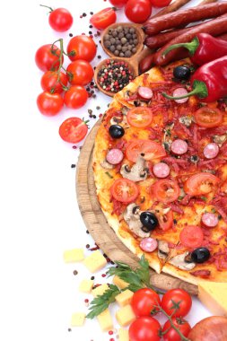 güzel pizza, sebze ve üzerinde beyaz izole salam