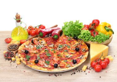 lezzetli pizza ve sebze ahşap tablo