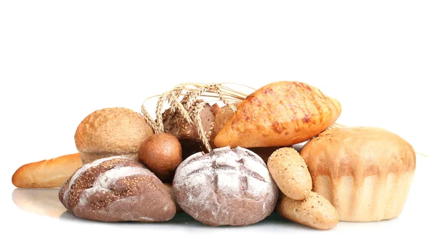 Νόστιμο ψωμί και αυτιά που απομονώνονται σε λευκό — Φωτογραφία Αρχείου
