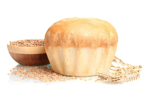 美味的圆面包、 耳朵和小麦上白色隔离 — 图库照片