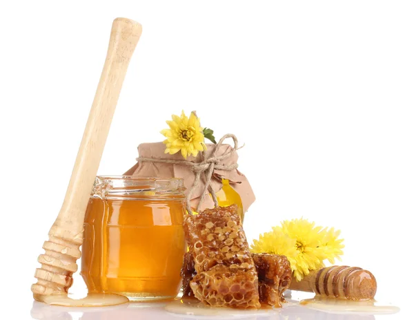 Due vasetti di miele, favi e drizzler in legno isolati su bianco — Foto Stock
