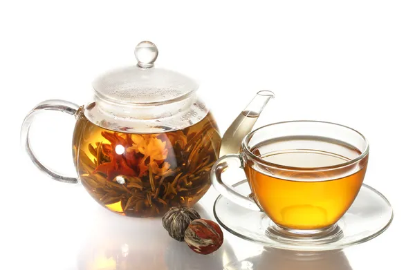 Exotischer grüner Tee mit Blüten in Glas Teekanne und Tasse isoliert auf weiß — Stockfoto