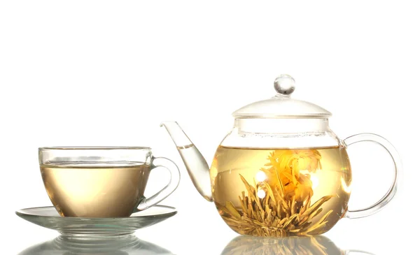 Cam çaydanlık ve bardak beyaz izole çiçeklerle egzotik yeşil çay — Stok fotoğraf