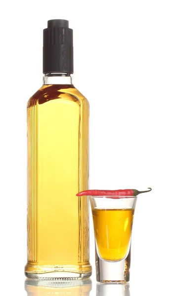 Bouteille et verre de vodka au poivre et piment rouge isolé sur blanc — Photo