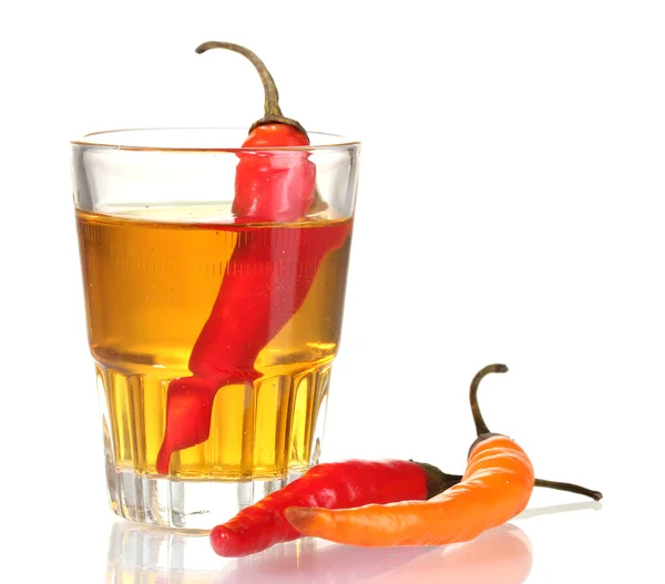 Glas Pfeffer Wodka und rote Chilischoten isoliert auf weiß — Stockfoto