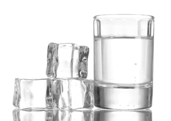 Стакан водки со льдом изолированы на белом — стоковое фото