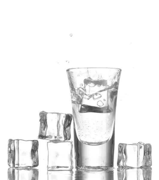 Szkło wódki i lód na białym tle — Zdjęcie stockowe