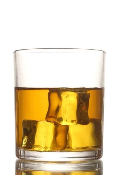 Ποτήρι ουίσκι και το πάγο που απομονώνονται σε λευκό — Φωτογραφία Αρχείου