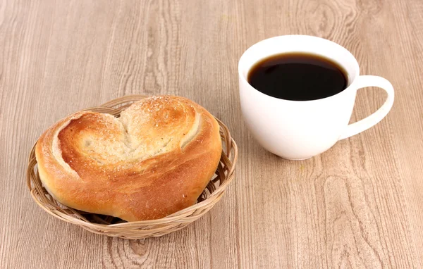 Klassinen aamiainen. Kahvia ja sämpylää — kuvapankkivalokuva