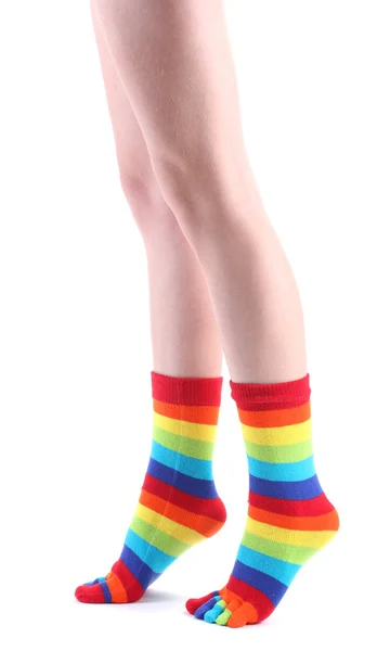 Jambes féminines en chaussettes rayées colorées isolées sur blanc — Photo
