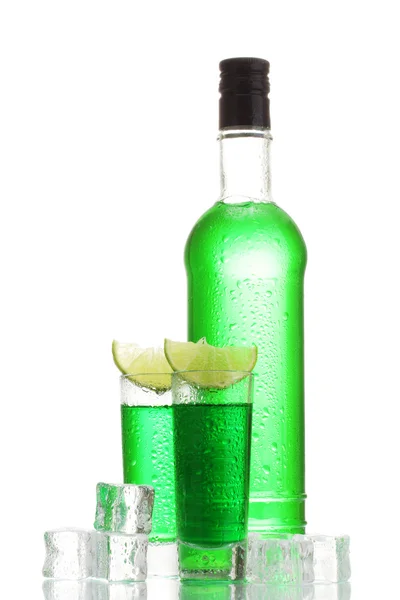 Fles en glazen van absint met limoen en ijs geïsoleerd op wit — Stockfoto
