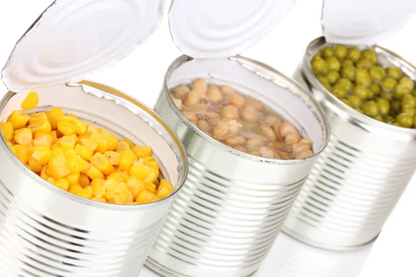 トウモロコシ、豆、白で隔離されるエンドウ豆の缶を開く — ストック写真