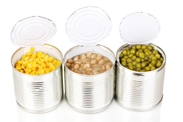 Boîtes de conserve ouvertes de maïs, haricots et pois isolés sur blanc — Photo