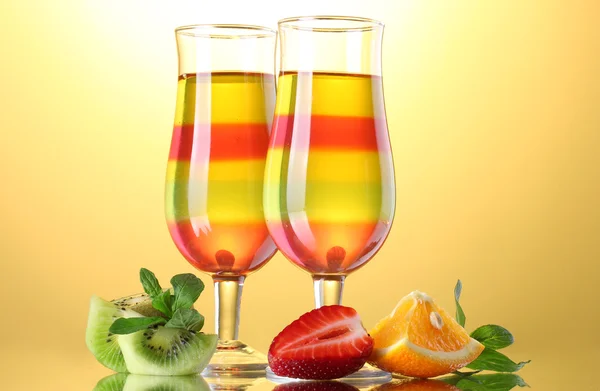 안경에 노란색 바탕에 과일 과일 젤리 — 스톡 사진