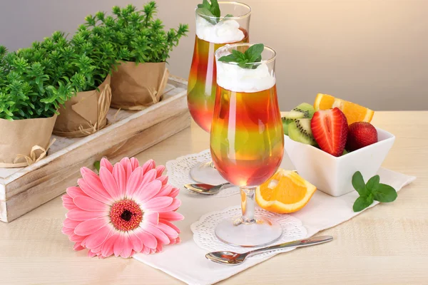 Hedelmähyytelö lasit ja hedelmät pöydällä kahvilassa — kuvapankkivalokuva