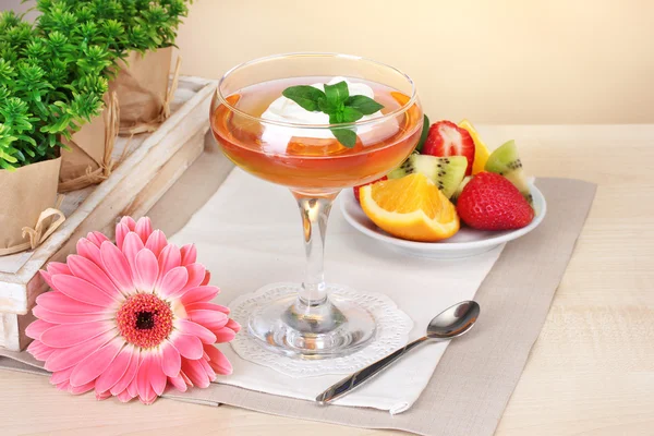 Frukt gelé i glas och frukter på bord i café — Stockfoto