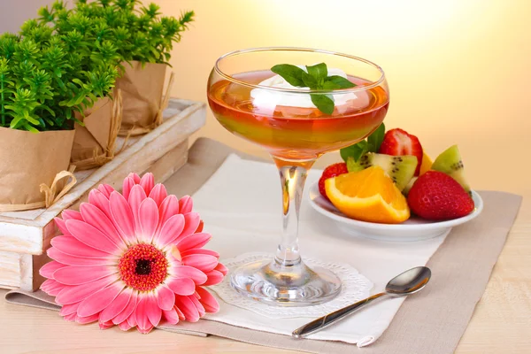 Geleia de frutas em vidro e frutas na mesa no café — Fotografia de Stock