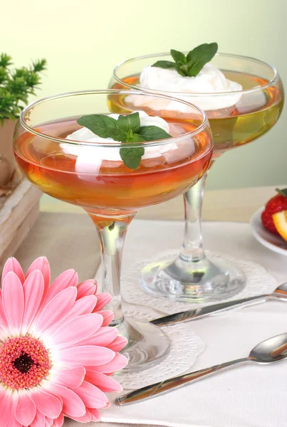 Frukt gelé i glasögon och frukter på bord i café — Stockfoto