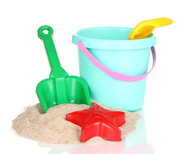Crianças brinquedos de praia e areia isolada em branco — Fotografia de Stock