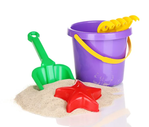 Juguetes de playa para niños y arena aislada en blanco —  Fotos de Stock